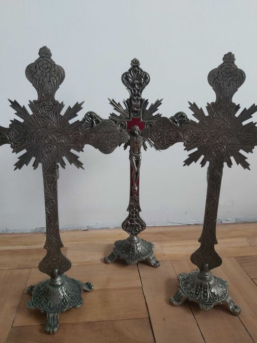 Três(3) Estátuas Crucifixo de metal. Peças muito antigas.