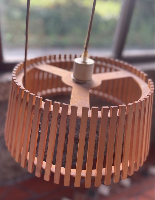 Candeeiro de teto ripas madeira