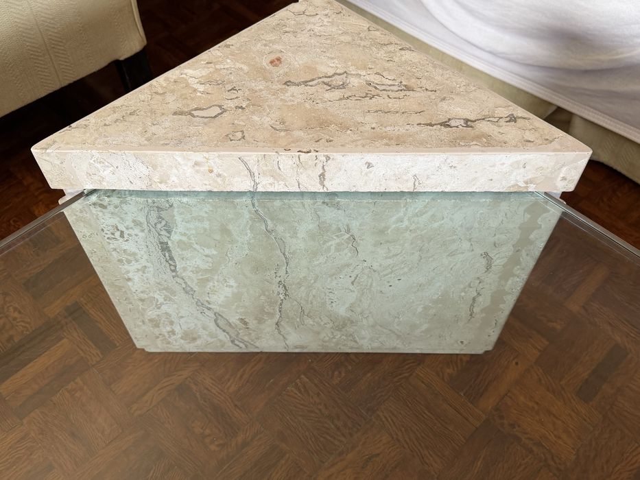 Mesa de centro de pedra e vidro