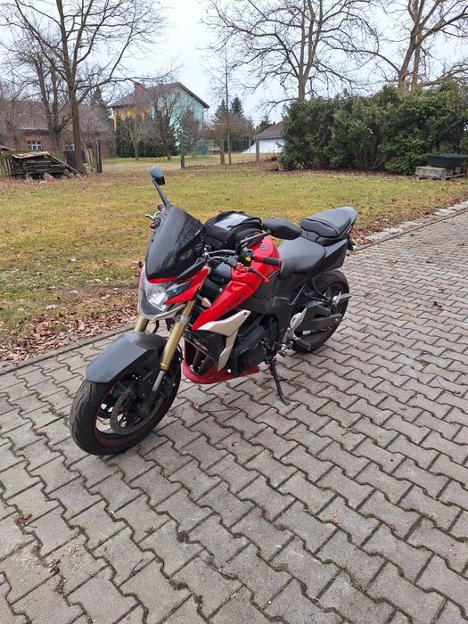 Suzuki gsr  750 .