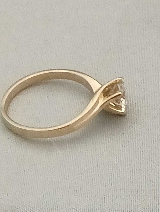 Złoty pierścionek z moissanitem 1,00 ct 3,10 g