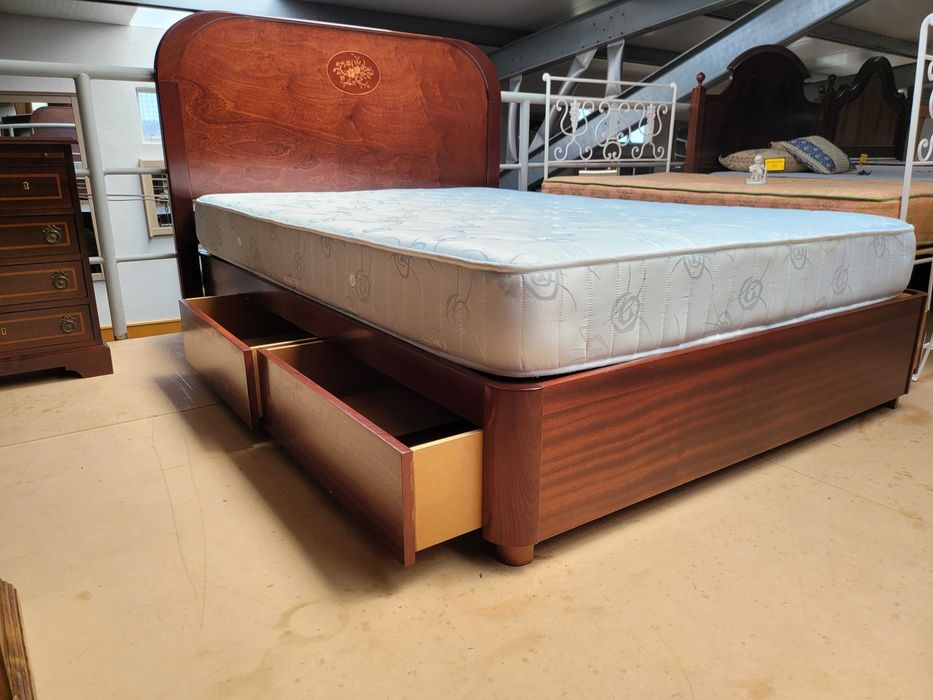 Excelente cama com quatro gavetas, estrado e colchã