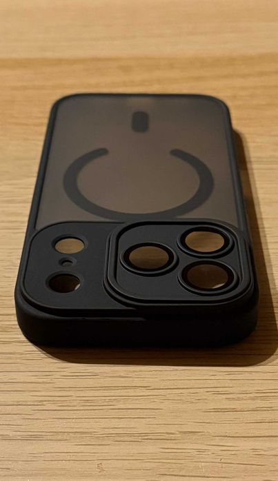 Etui iPhone 17 Pro MagSafe z osłoną aparatu półprzezroczyste czarne