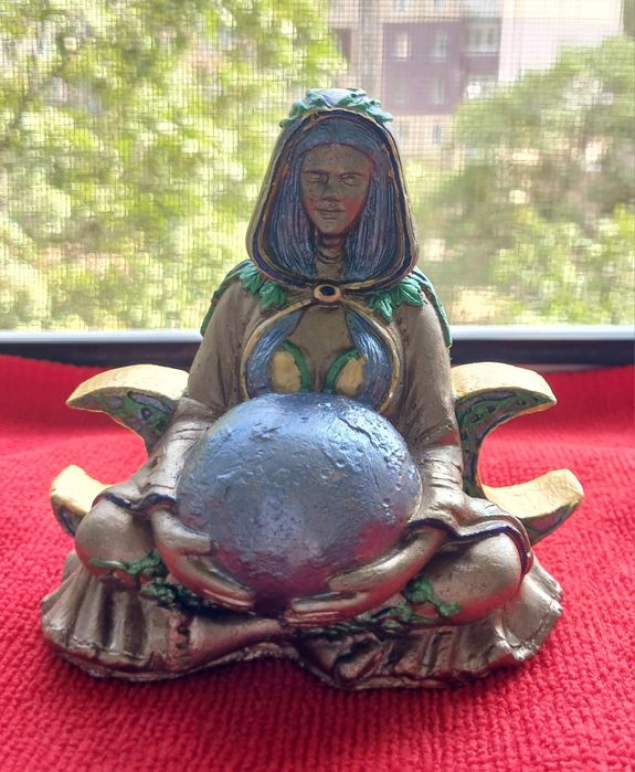 Статуетка з гіпсу Геката