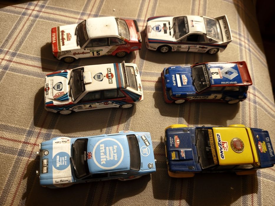 Carros miniaturas  escala1.43 rally só vendo  o conjunto