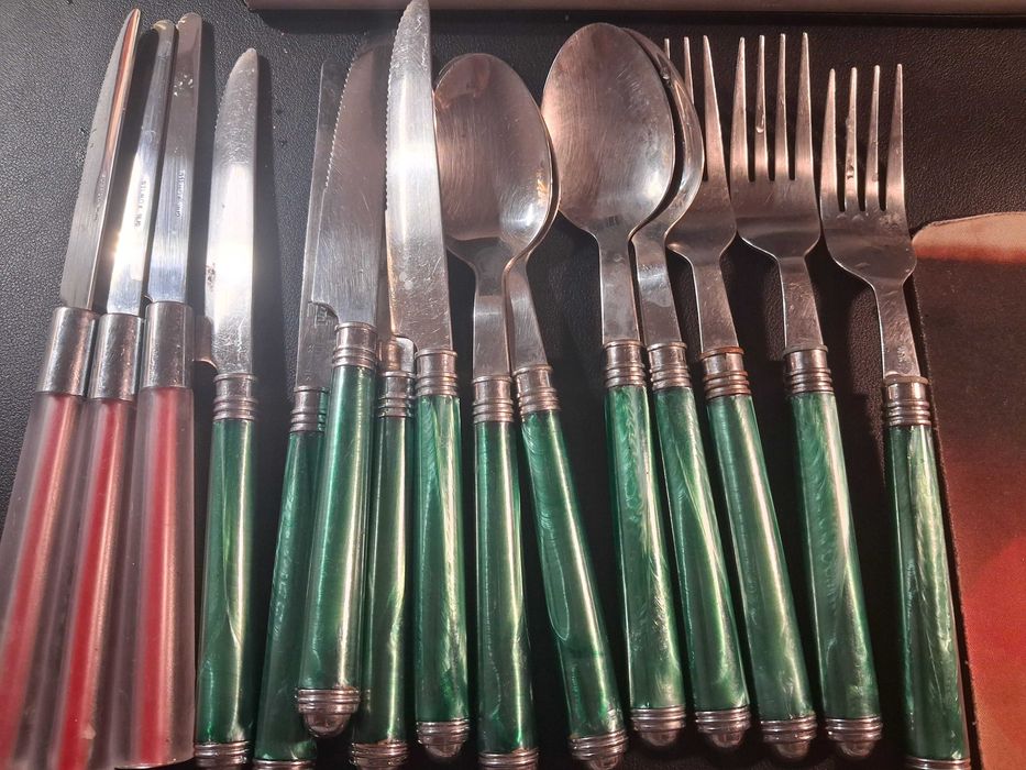 Talheres verdes e vermelhos