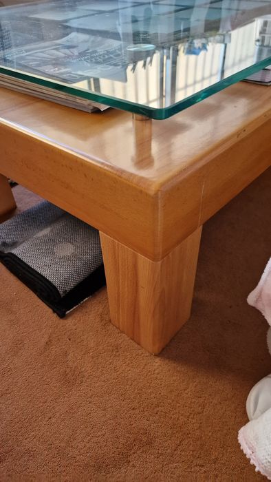 Mesa de centro em madeira e vidro