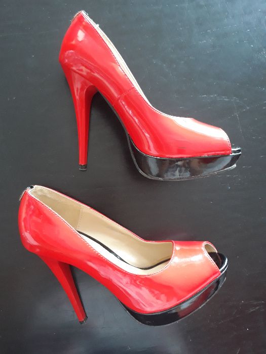 Sandálias vermelhas de verniz