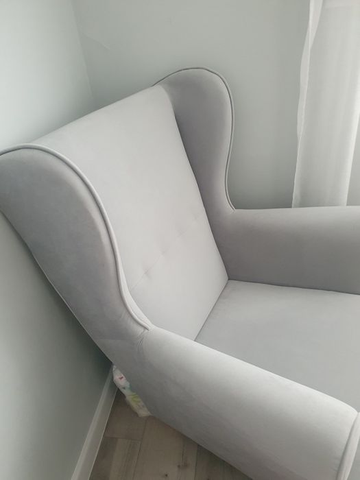 Fotel w kolorze szarym