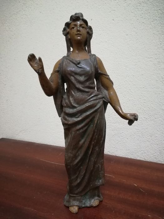 Estatueta Arte Nova. Alumínio Fundido.