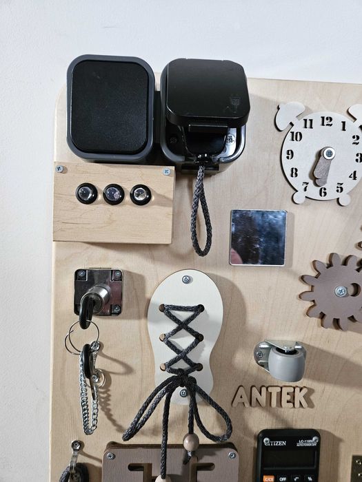 Tablica manipulacyjna edukacyjna Naanaa Wood z imieniem Antek