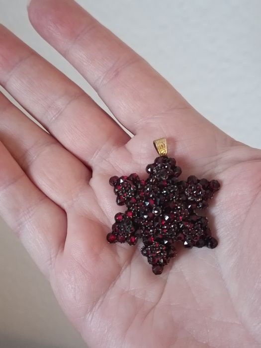 Гранаты  Кулон.Австро-Венрия.Роскошные пиропы