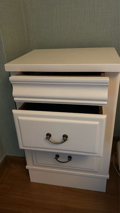 Mobilia de quarto em  madeira maciça