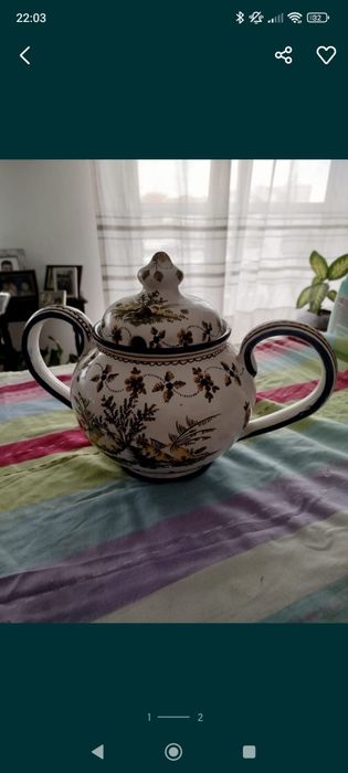 Peça decorativa pintada à mão 27cm altura . Usada. Está coloca conform