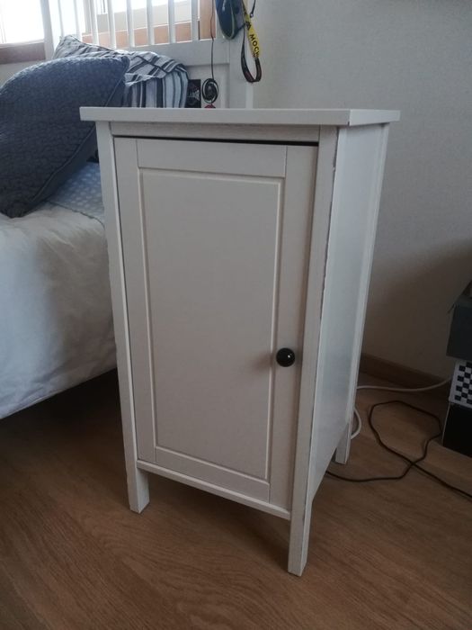 Cama, secretaria e mesa de cabeceira para venda