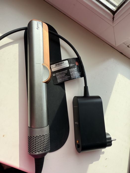 Продам дайсон  Dyson Airstrait б/у