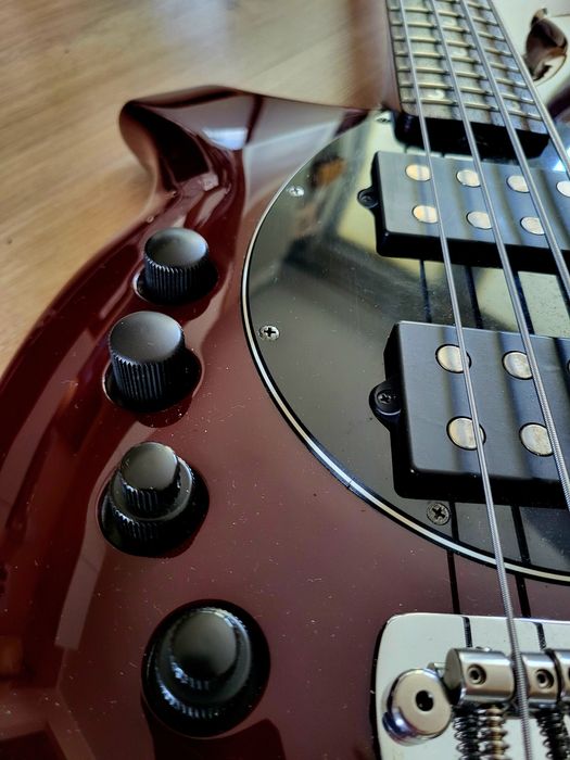 Leworęczna gitara basowa Music man bongo 4HH