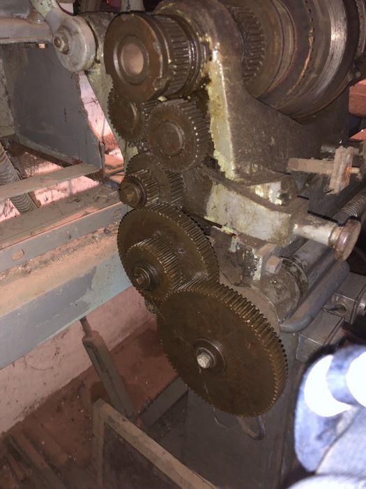 Продам старий токарний станок середніх розмірів, довга станина.