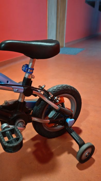 Rowerek z bocznymi kółkami.