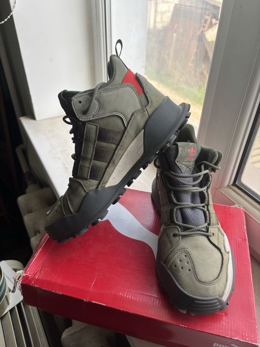 Продам оригинальные термокроссовки Адидас