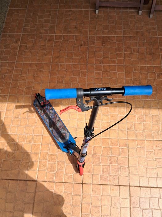Trotinete Oxelo 2 rodas com travão no guiador e suspensão criança mid 5 grafismo azul
