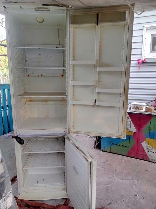 Продам холодильник Атлант двухкамерный.