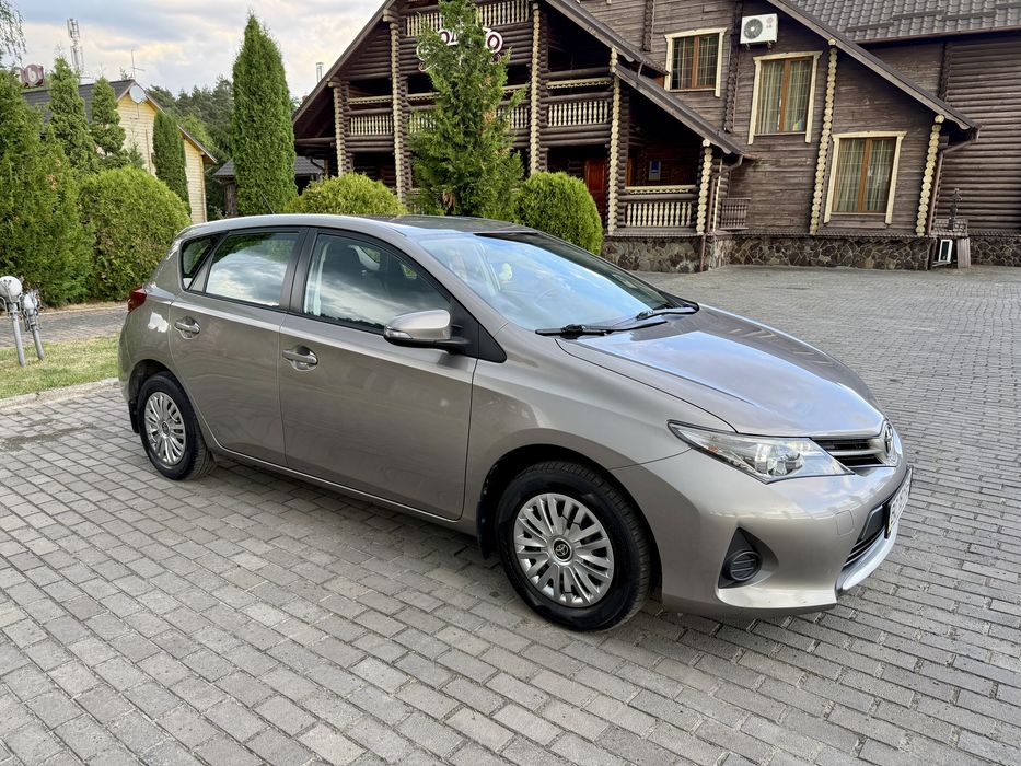 Toyota Auris 2013 хечбек БЕНЗИН 1.3