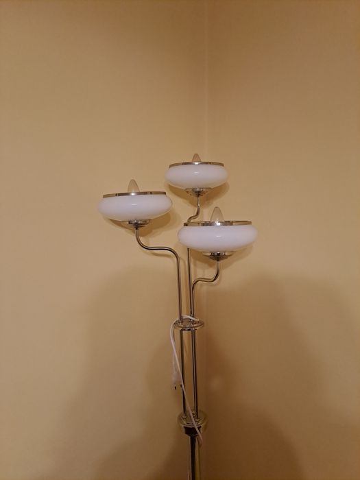 Wysoka piękna lampa.