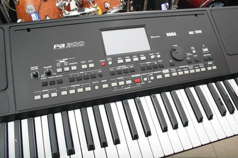 KORG PA300 keyboard + statyw