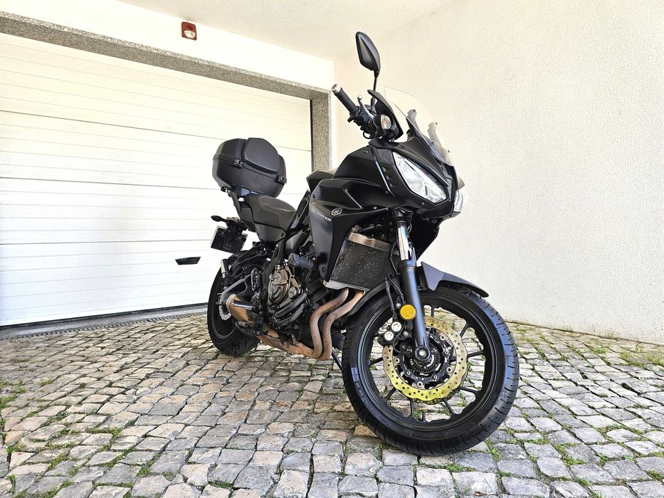 Yamaha Tracer 7 com Top Case muito estimada