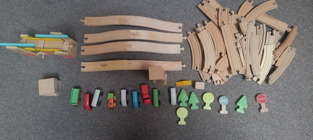 Pociąg + tory + znaki i rośliny