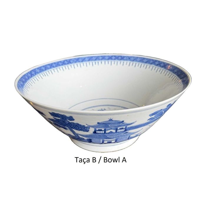 Grande taça chinesa em porcelana azul e branca, pagode de Cantão