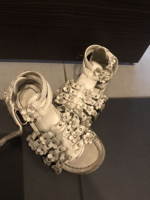 sandały białe z CCC