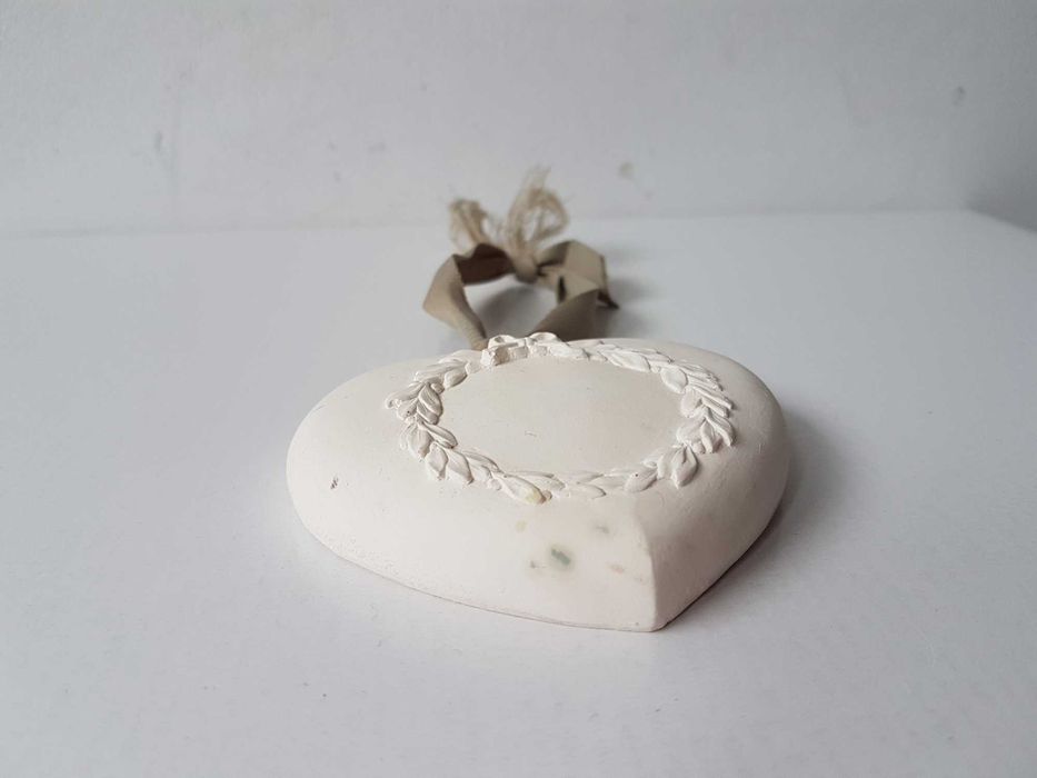 Gipsowa ozdobna zawieszka białe serce z wieńcem 8x8,5cm