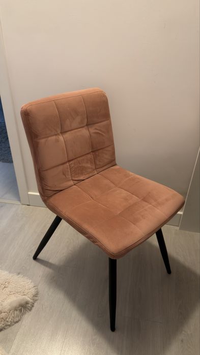 Krzesło welurowe pudrowy róż pikowane czarne nogi