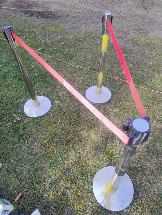 Slupki ogradzajace z czerwoną taśma