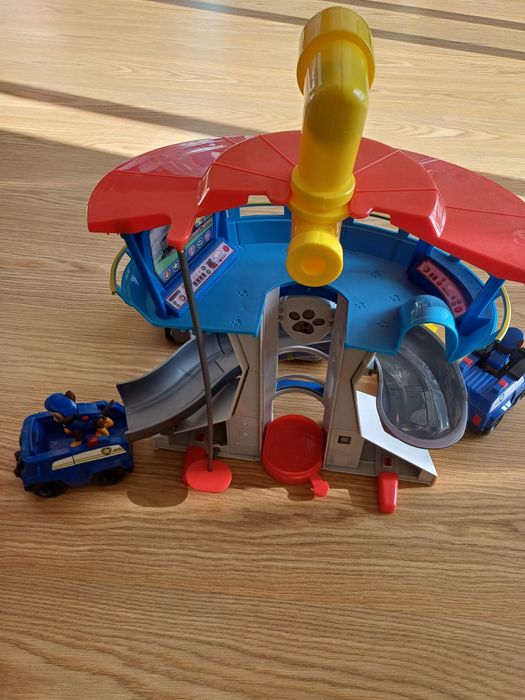 Torre patrulha pata e varios carros