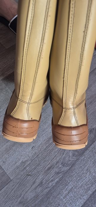 Botas de trabalho novas em couro.