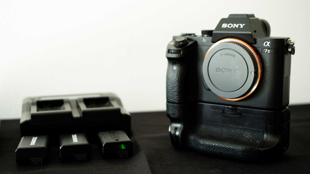 Sony A7II (Corpo) + Grip + 3 Baterias + carregador duplo + alça
