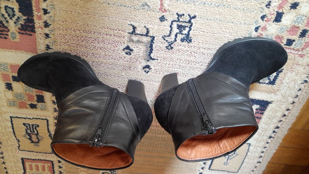 Botins pretos com sola rasto, 7cano em camurça e restante em pele