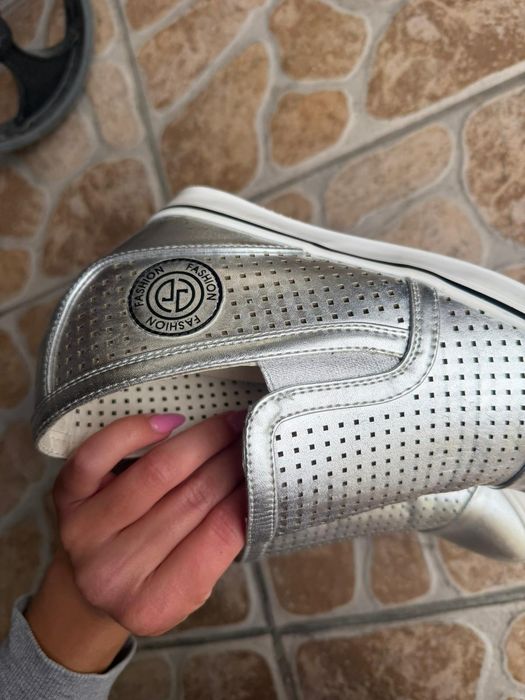 Buty srebrne na koturnie 39