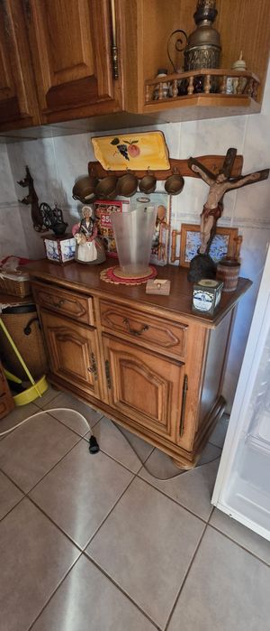 Móvel de cozinha com acabamento em Castanho