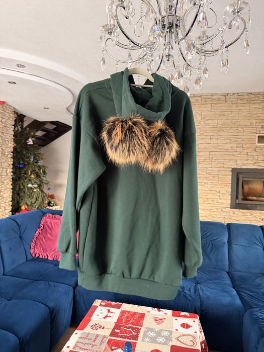 Zielona bluza z kapturem i futrzanymi pomponami – unikatowy design!