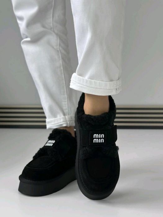 Жіночі лофери Miu Miu з натуральної замші та хутра.