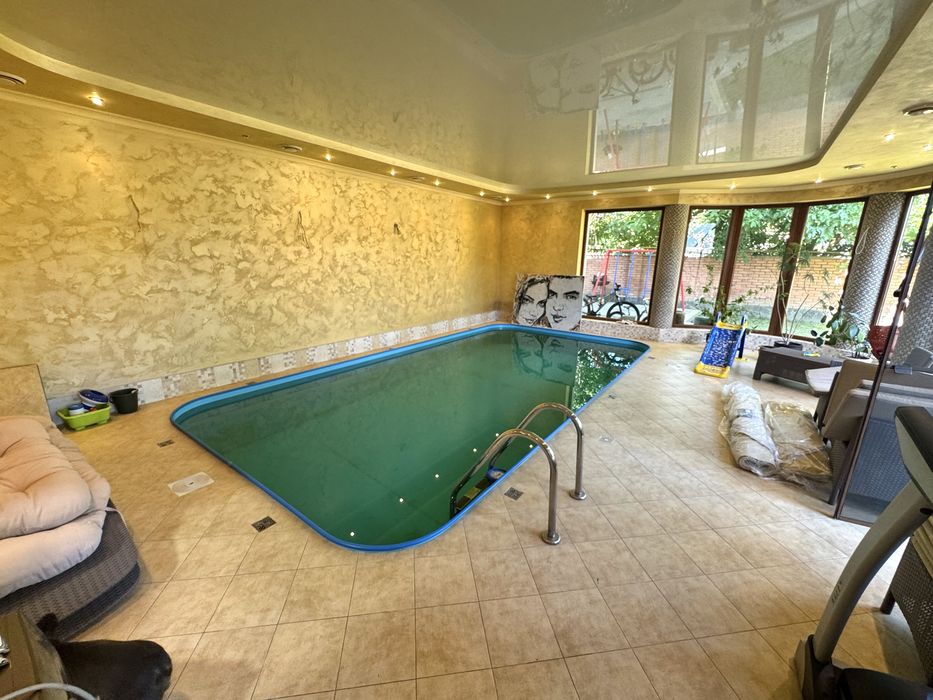 Сучасний будинок з закритим басейном