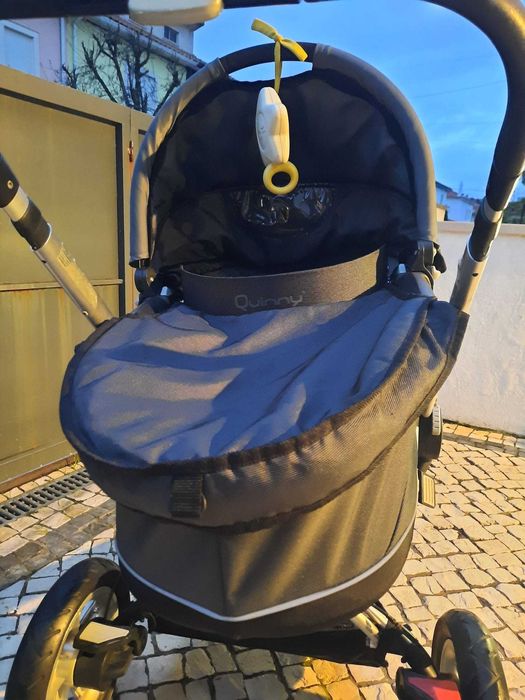 Conjunto maxi-cosi: carro, ovo, cadeirinha, e alcofa.
