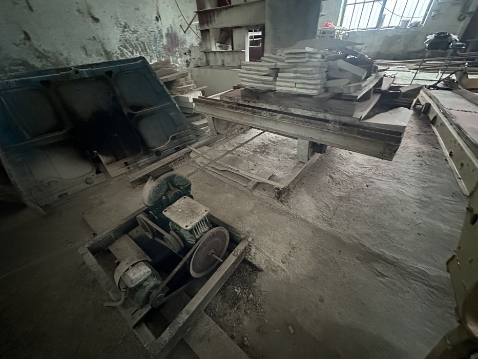 Розпилювальний станок для різки каменю