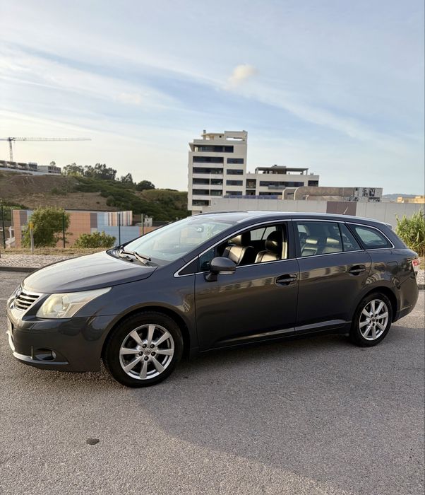 Vendo Toyota Avensis SW 2.0 D-4D Exclusive, nacional, de novembro de 2010, com apenas 153.000 km.