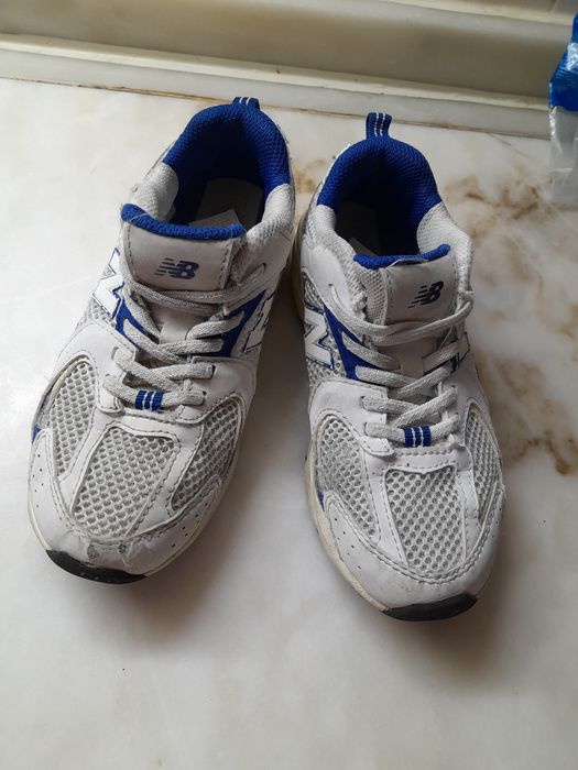 Sapatilhas azul e branca da marca Newbalance,