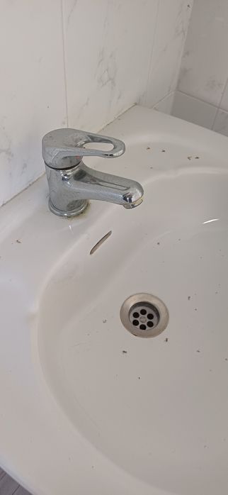 Lavatório de casa banho com pé